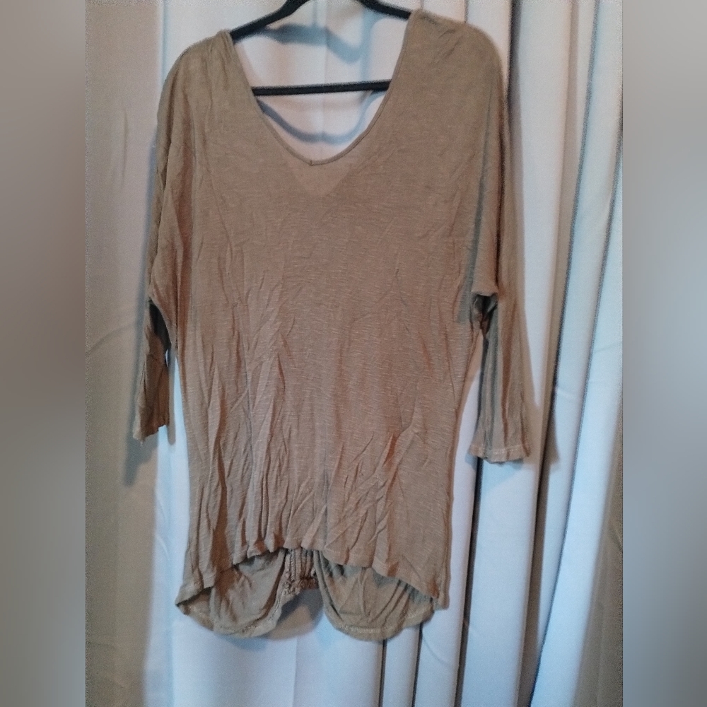 3/4 sleeved lightweight, low cut top